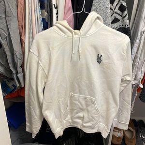 I’m selling a white sweater, made of cotton polyester